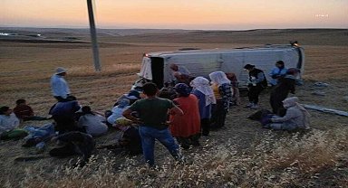 Diyarbakır’da tarım işçilerini taşıyan minibüs devrildi: 2’si ağır 17 yaralı