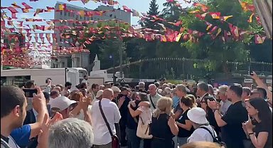 Emine Ocak Galatasaray Meydanı'ndan alkışlarla uğurlandı... “Mirasına sahip çıkacağız; kaybedenlerden yargı önünde hesap sorana kadar mücadeleyi sürdüreceğiz”