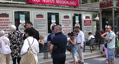 Eski tip ehliyet yenilemede son gün... Nüfus Müdürlüğünde kuyruklar oluştu, aksaklık yaşandı, vatandaş tepkili: Vallahi biz ertelenmesini bekliyoruz 