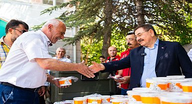 Gölbaşı Belediyesi'nden vatandaşlara aşure ikramı 