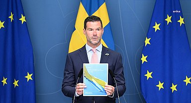 İsveç’te oğlunun aşırı sağ gruplarla bağlantısı olduğu ortaya çıkan Göç ve İltica Bakanı Forssel, istifa etmeyeceğini açıkladı