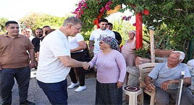 İzmir Büyükşehir Belediye Başkanı Tugay yangın bölgelerini yalnız bırakmıyor