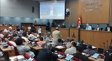 İzmir Büyükşehir Belediye Meclisinde AK Parti ve CHP'li üyeler arasında tartışma