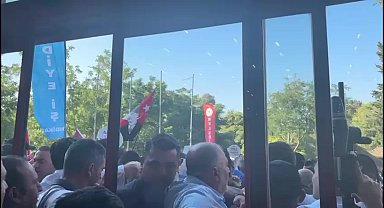 İzmir Büyükşehir Belediyesi iştiraklerinden çıkarılan işçiler Belediye Meclisinin kapısına dayandı