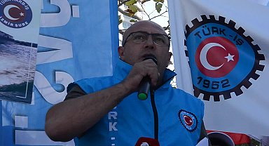 İzmir'de kamu emekçileri AK Parti İl binası önüne tabut bıraktı... “Seçim olunca geliyorsunuz da geçim olunca niye uzak duruyorsunuz?