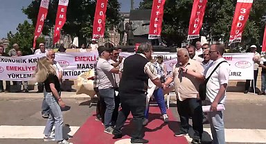 Kadıköy'de eylem yapan emekliler