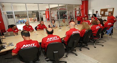 Karabağlar Belediye Başkanı Helil Kınay’dan AKUT İzmir ekibine taziye ziyareti