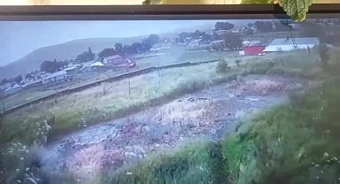 Kars’ta şiddetli rüzgar saman konteynerini uçurdu: Bir ev hasar gördü