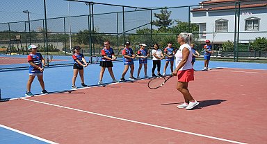 Kuşadası’nda ücretsiz tenis kurslarına yoğun ilgi