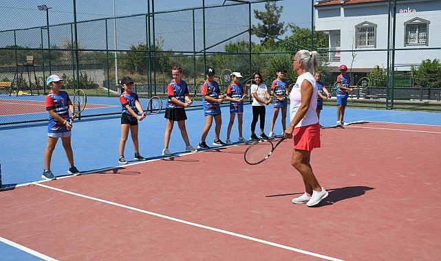 Kuşadası’nda ücretsiz tenis kurslarına yoğun ilgi