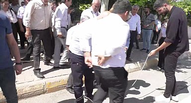 Mahmut Tanal, Adıyaman Belediye Başkanı Tutdere’nin aldığı ev hapsi cezasına tepki olarak ayağına ip bağladı: “Tutdere’nin evde ne işi var?”