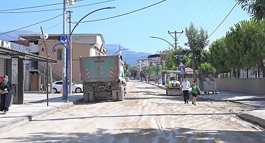Manisa Büyükşehir Belediyesi, altyapısı tamamlanan mahallelerde asfalt çalışmalarını sürdürüyor