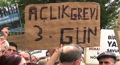 Meclis önünde 'maden' protestosunda bulunan köylülerden TBMM Başkanı Kurtulmuş'a: Burada oturacağız, sizi bekleyeceğiz. Meclis'in kapısından gitmiyoruz