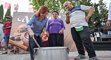Mersin Büyükşehir Belediyesi'nin aşure etkinliğinde kadınlar hem üretti hem paylaştı