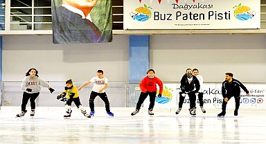 Muratpaşa Belediyesi’nin doğal buz pateni pisti, serinlemek isteyenlere farklı bir alternatif sunuyor