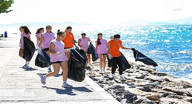 Narlıdere’nin voleybolcuları kıyı temizliği yaptı