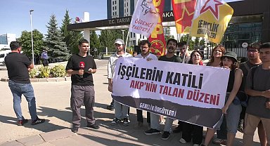 Öğrenciler, orman yangınlarını Tarım ve Orman Bakanlığı önünde protesto etti