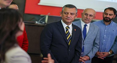 Özgür Özel, CHP’nin çağrı merkezi gönüllülerini ziyaret etti