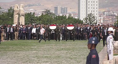 Özgür Özel, Lozan Antlaşması'nın 102’nci yıl dönümünde Anıtkabir’i ziyaret etti