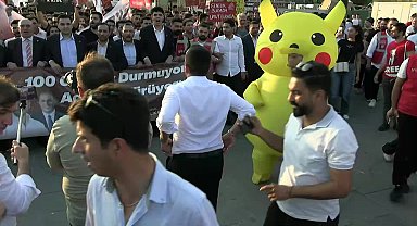 Pikachu CHP'li gençlerle Saraçhane'ye yürüdü