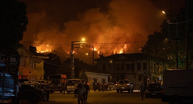 Sakarya'da orman yangını sürüyor, iki mahalle tahliye edildi