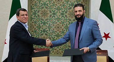 Suriye Cumhurbaşkanı Şara, SDG lideri ile ABD Büyükelçisi Barrack’ın da katıldığı bir toplantıda görüşüyor