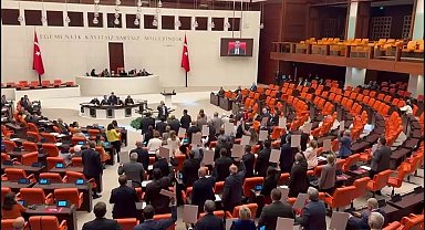 TBMM Genel Kurulu'nda CHP'lilerden tutuklamalara protesto
