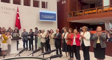 TBMM Genel Kurulu'nda muhalefet milletvekilleri zeytinliklerin madencilik faaliyetine açılmasını öngören teklifi protesto için kürsüyü işgal etti