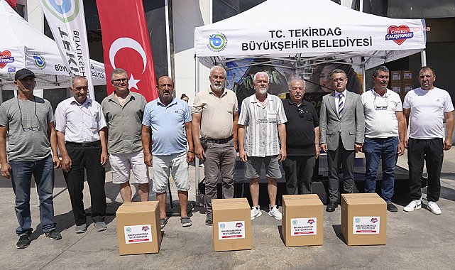 Tekirdağ Büyükşehir Belediyesi’nden balıkçılara tekne bakım malzemesi ve kıyafet desteği