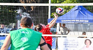 Tepebaşı'nda Plaj Voleybolu Şenliği başladı