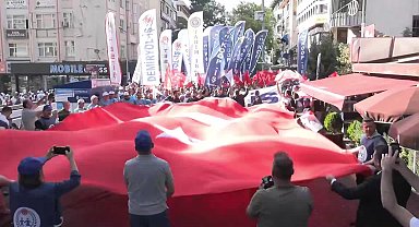 Türk-İş üyesi işçiler AK Parti'ye sokağından seslendi: Hükümetin masaya getirdiği teklifler, emekçiyi oyalamaktan ibaret