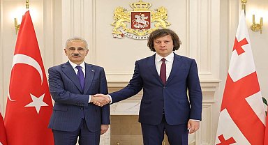 Ulaştırma ve Altyapı Bakanı Uraloğlu, Gürcistan Başbakanı Kobakhidze ile Gürcistan'da bir araya geldi