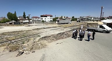 Van’da Devlet Demiryolları tarafından kapatılan yola mahalleli tepkili: 