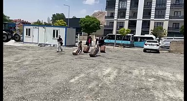 Van’da İranlı turistleri taşıyan araçlara yeni düzenleme tepki çekti: “Turistleri mağdur ediyoruz, Van’dan kaçıyorlar”