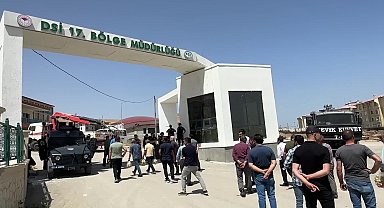 Van'da Şamran Kanalı'na su verilmemesi protesto edildi: Yurttaşlar kuruyan meyveleri DSİ önüne döktü