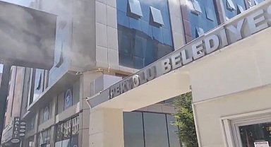 Van İpekyolu Belediyesi Hizmet Binasında çıkan yangından 8 personel etkilendi