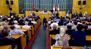 Yeni Yol Grup Toplantısı... Mahmut Arıkan, kürsüye gelin ve damat mankeniyle çıktı: 