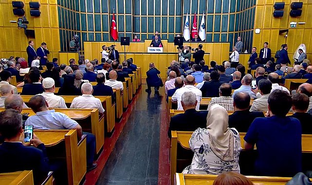 Yeni Yol Grup Toplantısı... Mahmut Arıkan, kürsüye gelin ve damat mankeniyle çıktı: