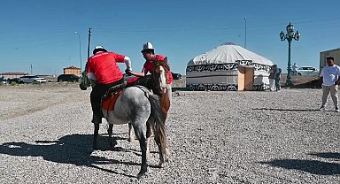 Yerleşik düzene geçen Kırgız Türkleri, kurdukları otağlarda geleneklerini yaşatıyor