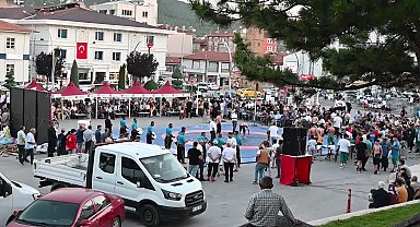 Yozgat’ta meydana minder serildi,