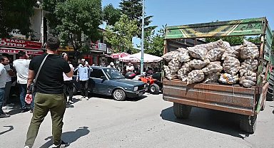Yozgatlı çiftçi, ürününe yarı fiyattan bile alıcı bulamadı… Bedava dağıttığı patates, çuvallarla kapışıldı