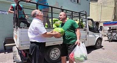 Yüreğir Belediye Başkanı Demirçalı, üreticinin elinde kalan 6 ton karpuzu alarak vatandaşlara dağıttı
