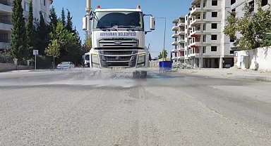 Adıyaman Belediyesi, inşaat tozuna karşı sulama çalışmalarını hızlandırdı