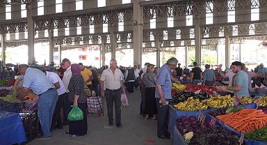 Aksaray'da semt pazarına alışverişe gelen vatandaş: ''En basit alışveriş 100 liradan başlıyor. Gücümüz yetmiyor. Birini alsak ötekini alamıyoruz'' 