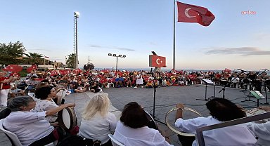 Anadolu Kadın Hareketi Derneği, 30 Ağustos’u Edremit’te kutladı: 