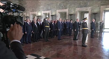 Anıtkabir'de ''Recep Tayyip Erdoğan'' sloganlarına tepki... CHP'li Umut Akdoğan: 