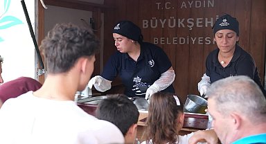 Aydın Büyükşehir Belediyesi'nin limonata ikramı devam ediyor
