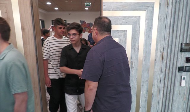 Besim Dutlulu Manisa Büyükşehir Belediyesi'nin başarılı öğrencilerini ağırladı