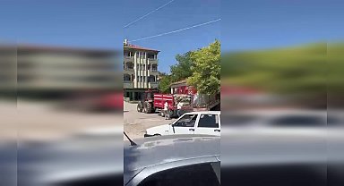 Bir traktör patatesi köy meydanına dökerek üreticinin sorunlarına dikkat çekmek isteyen çiftçiye soruşturma