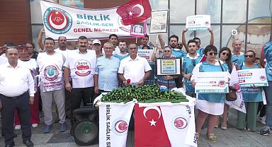 Birlik Sağlık-Sen'den hükümetin zam teklifine salatalıklı protesto: Bundan cacık olur TİS masasından bir cacık olmaz 